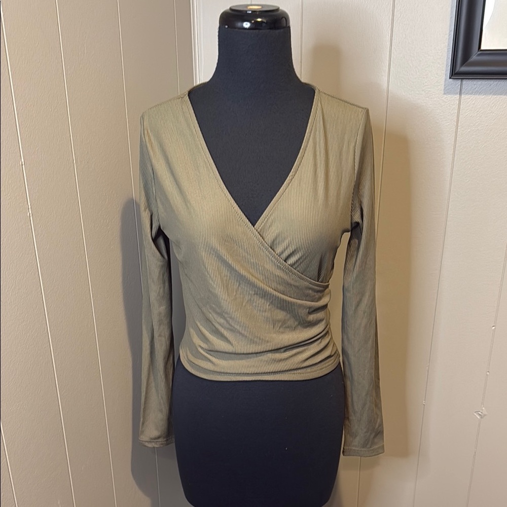 B4 SHEIN Women’s Medium Green Khaki V-Neck Wrap Crop Top